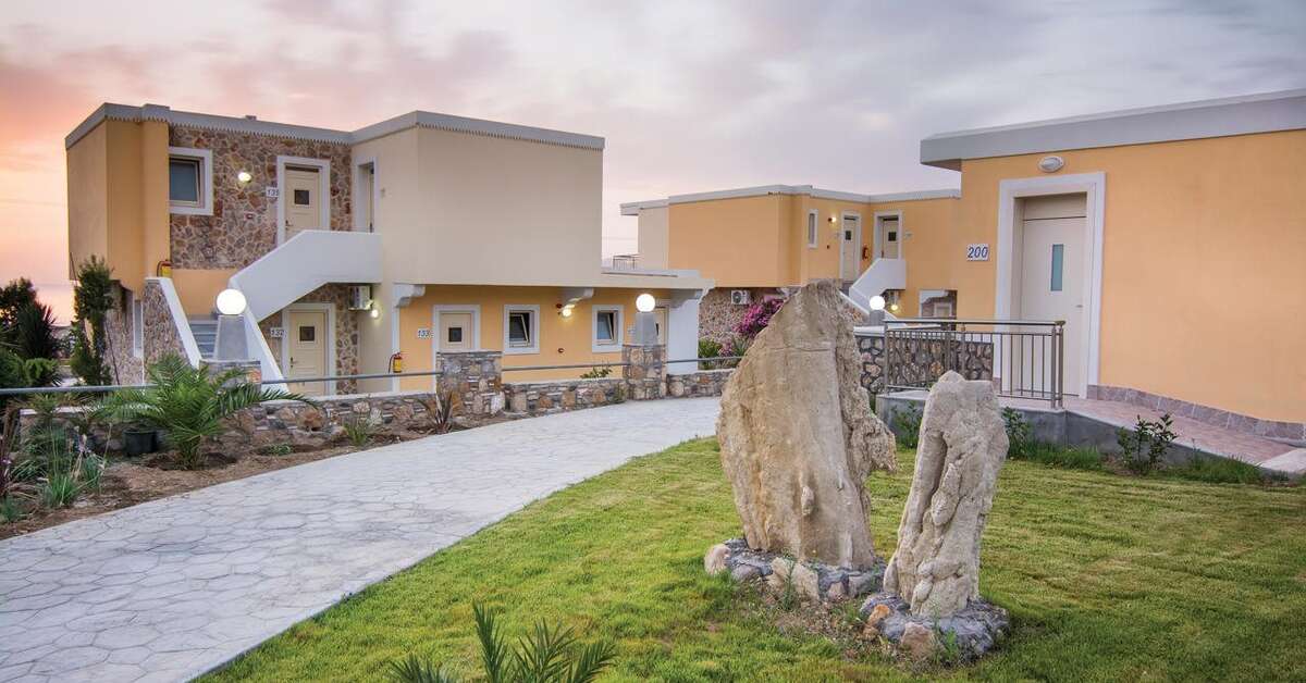 Een foto van de buitenkant van Kouros Palace