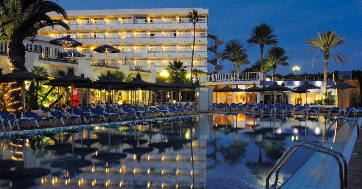 Een foto van het zwembad bij VIK Hotel San Antonio