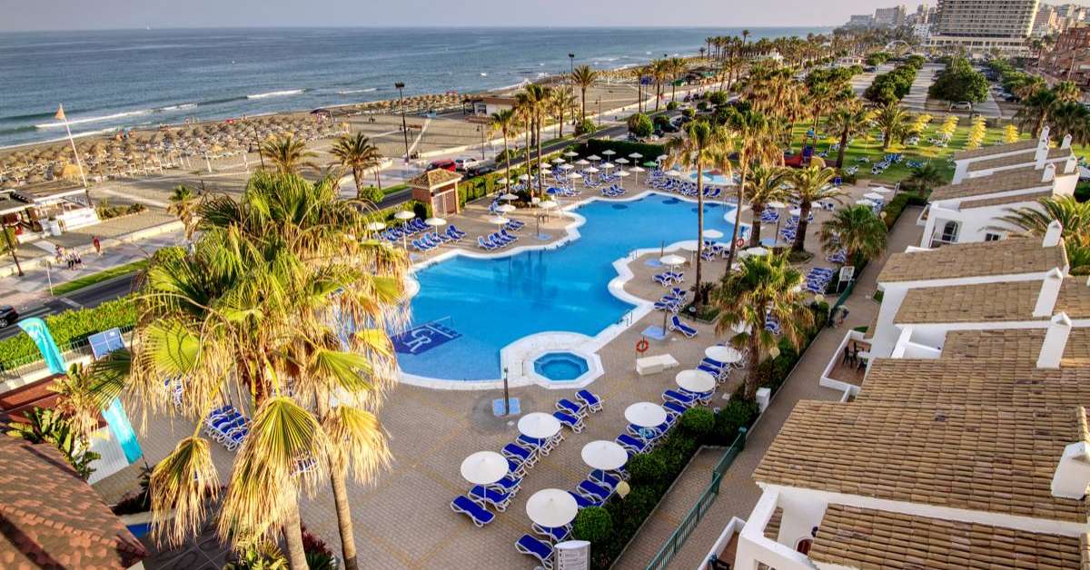 Een foto van het zwembad bij Occidental Torremolinos Playa