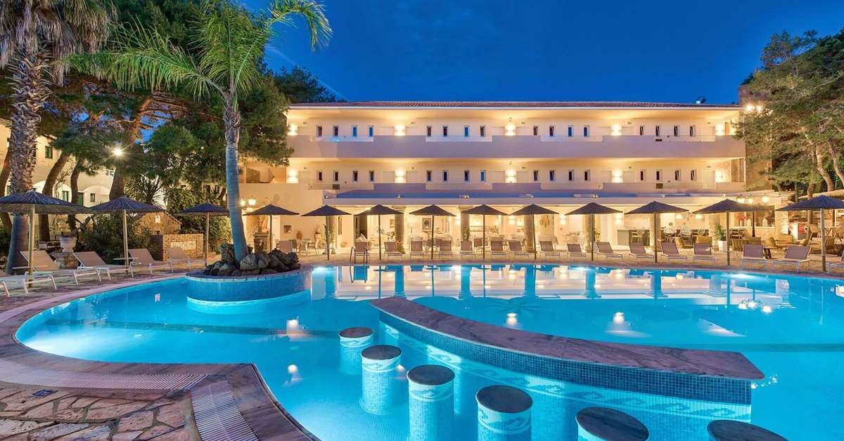 Een foto van het zwembad bij Hotel Vasilikos Beach