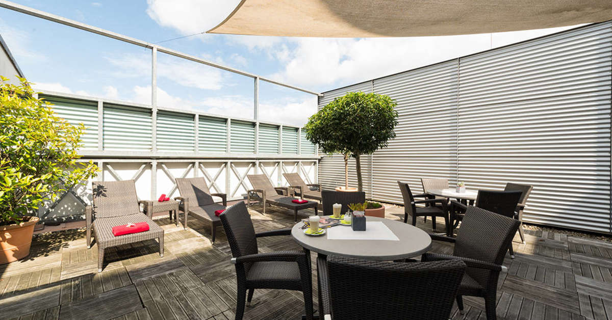 Een foto van het terras bij Park Plaza Trier