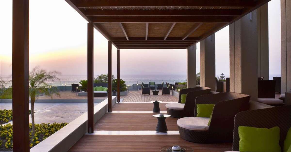 Een foto van het terras bij Sheraton Rhodes Resort