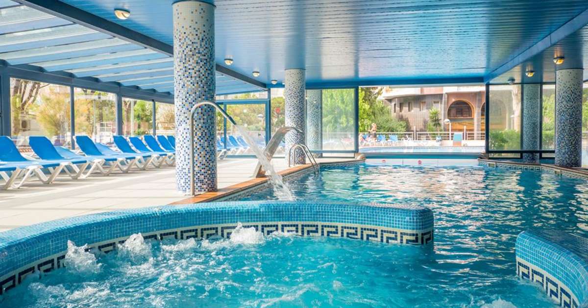 Een foto van het zwembad bij Hotel Blaumar