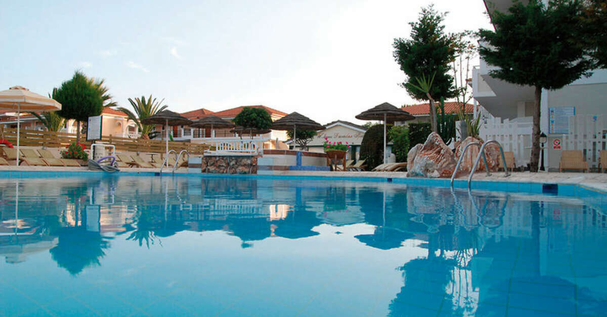 Een foto van het zwembad bij Louros Beach Hotel & Spa