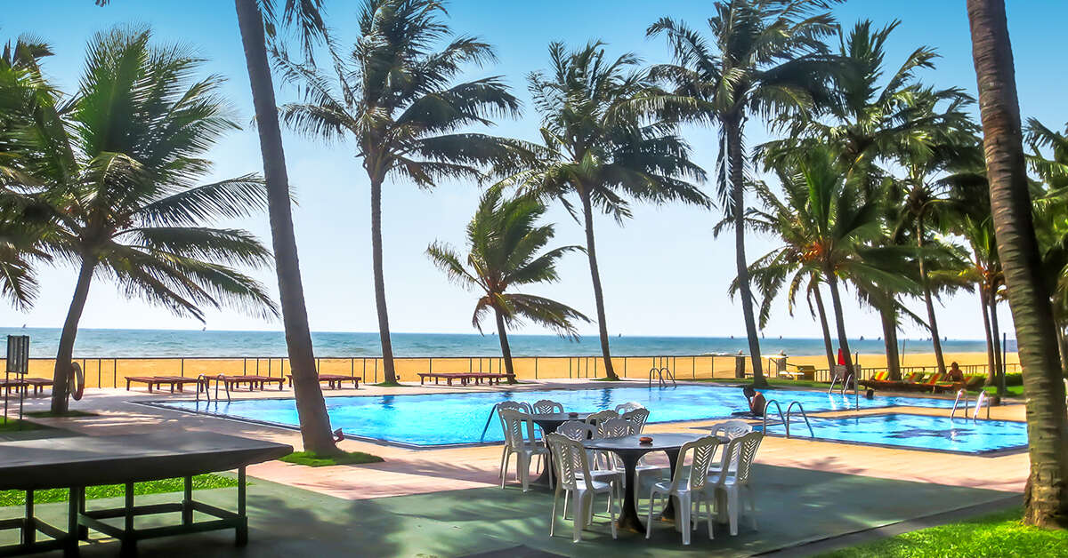 Een foto van het terras bij Camelot Beach Hotel