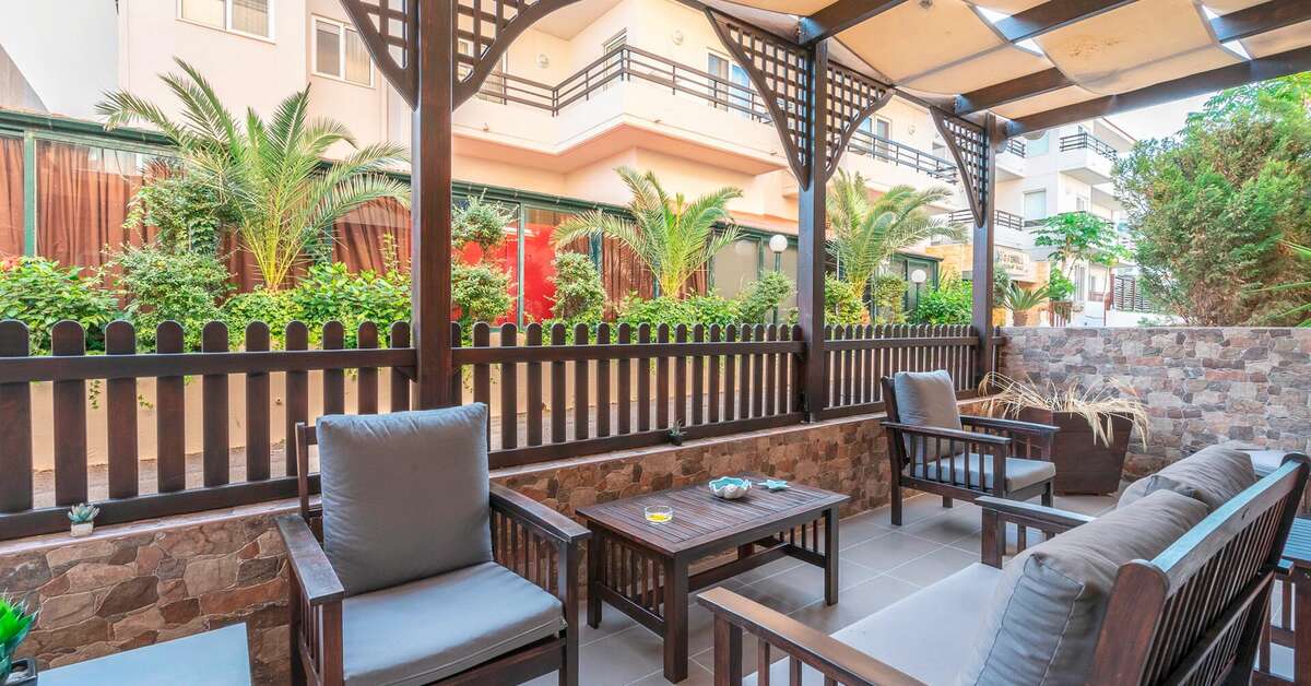 Een foto van het terras bij Filmar Hotel