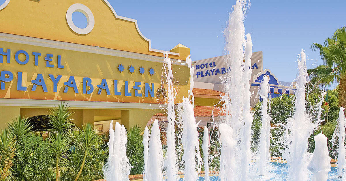 Een foto van het zwembad bij Playaballena Hotel