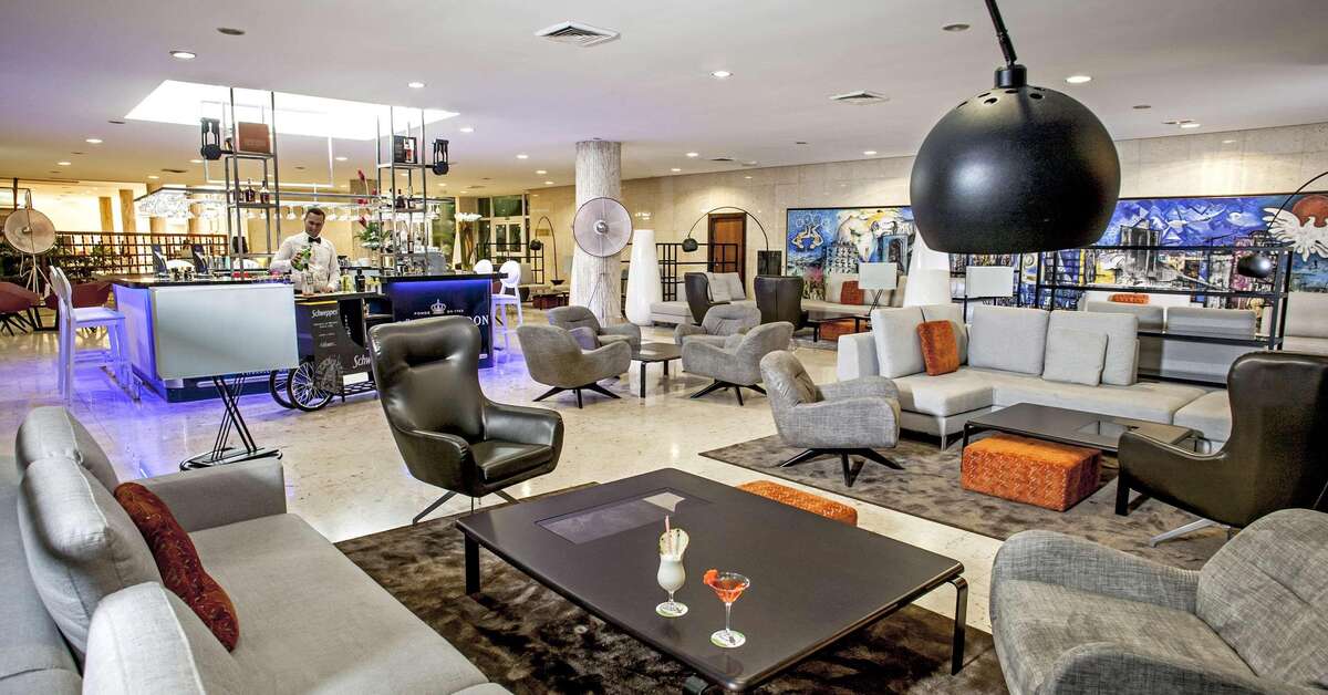 Een foto van het interieur van Tryp Habana Libre