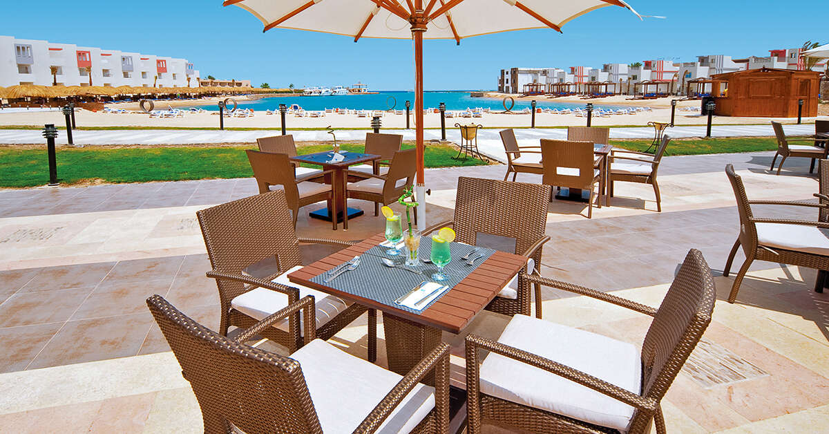 Een foto van het terras bij Sunrise Crystal Bay Resort