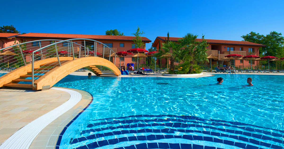 Een foto van het zwembad bij Green Village Resort