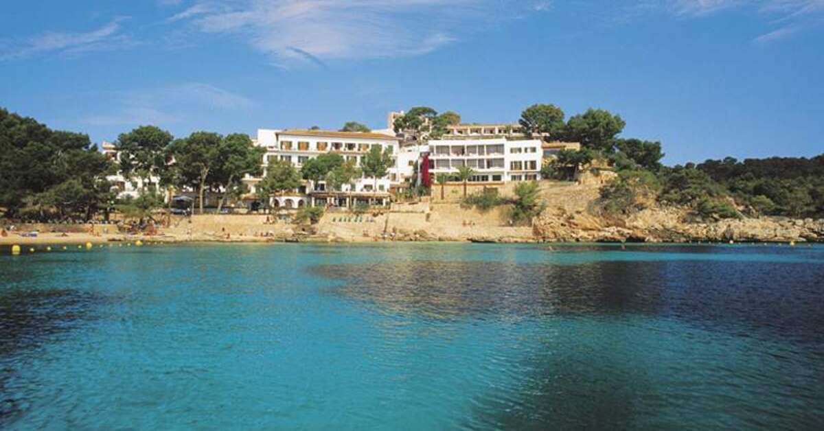 Een foto van de buitenkant van Cala Fornells Hotel