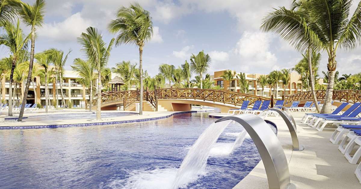 Een foto van het zwembad bij Barcelo Maya Tropical & Colonial
