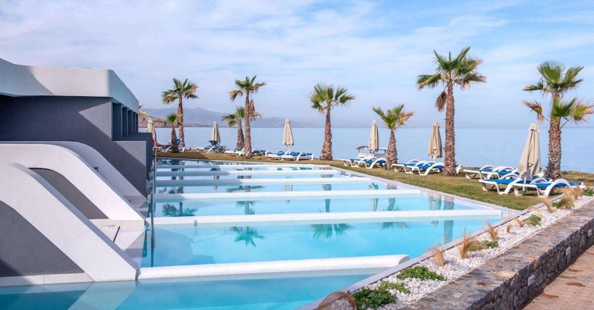 Een foto van het zwembad bij Arina Beach Resort