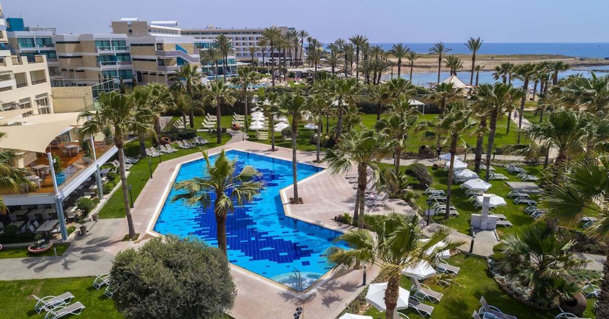 Een foto van het zwembad bij Aquamare Beach Hotel & Spa