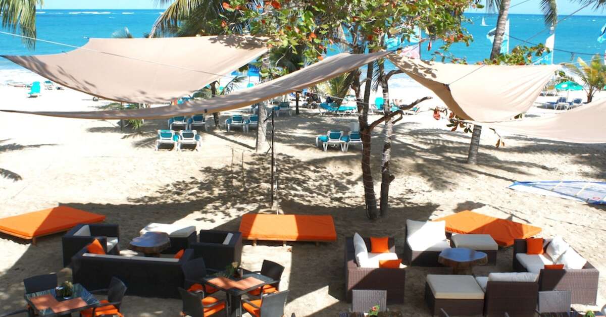Een foto van het terras bij Villa Taina