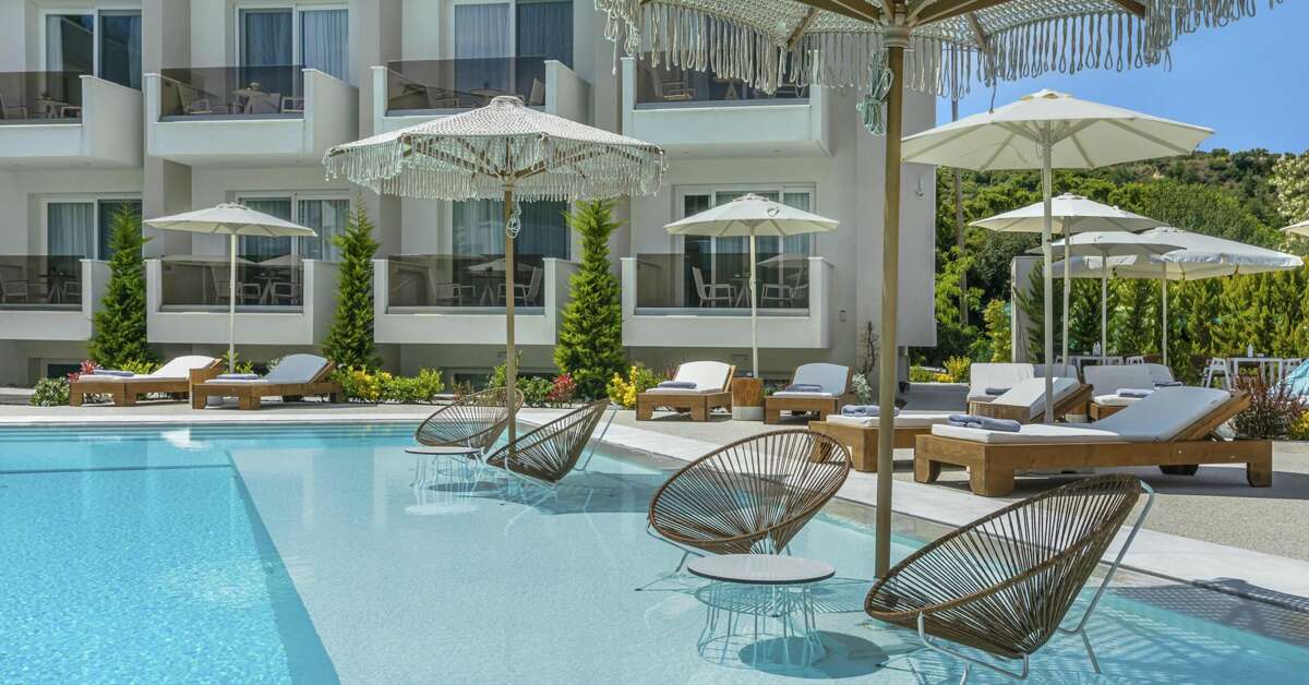 Een foto van het zwembad bij Mirablue Deluxe Residences
