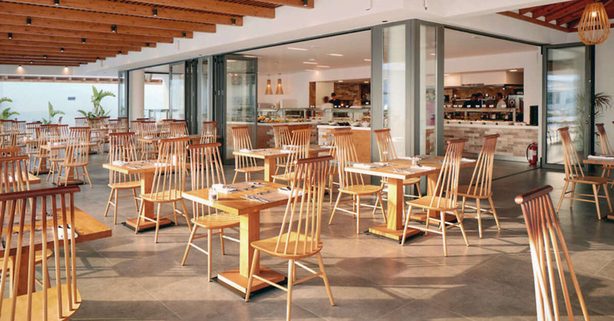 Een foto van het terras bij Pearl Beach Hotel