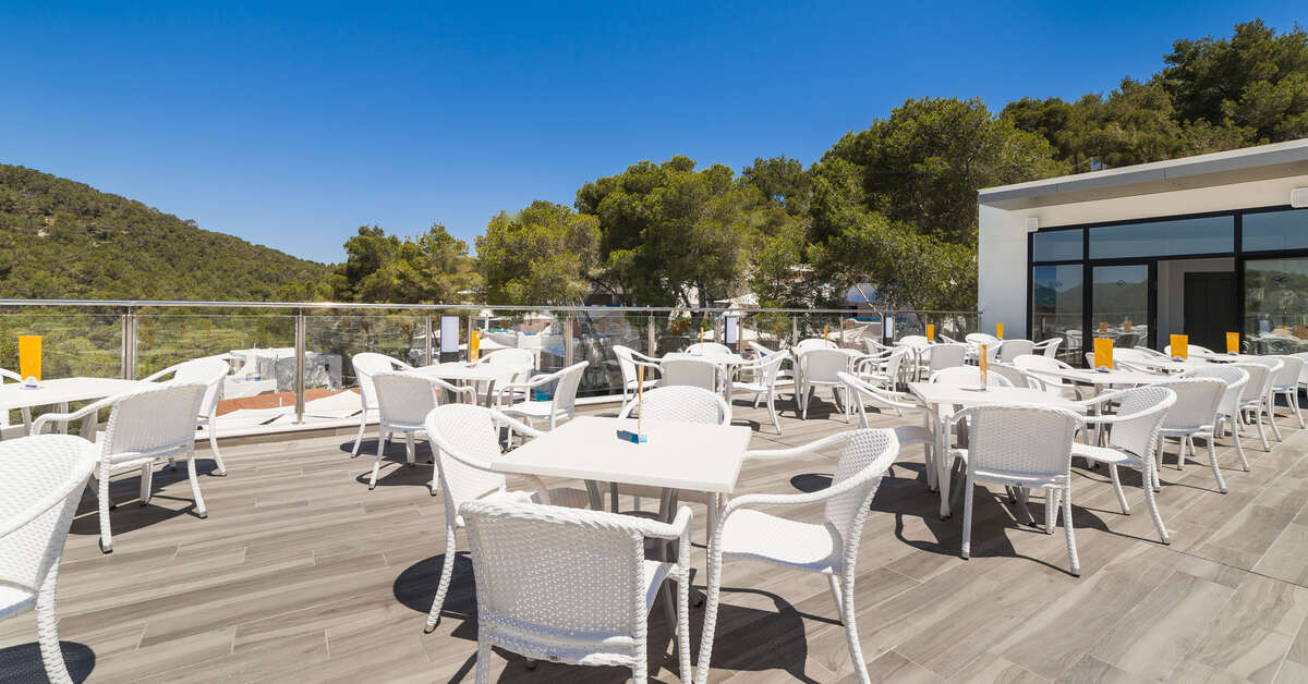 Een foto van het terras bij Globales Montemar Appartementen