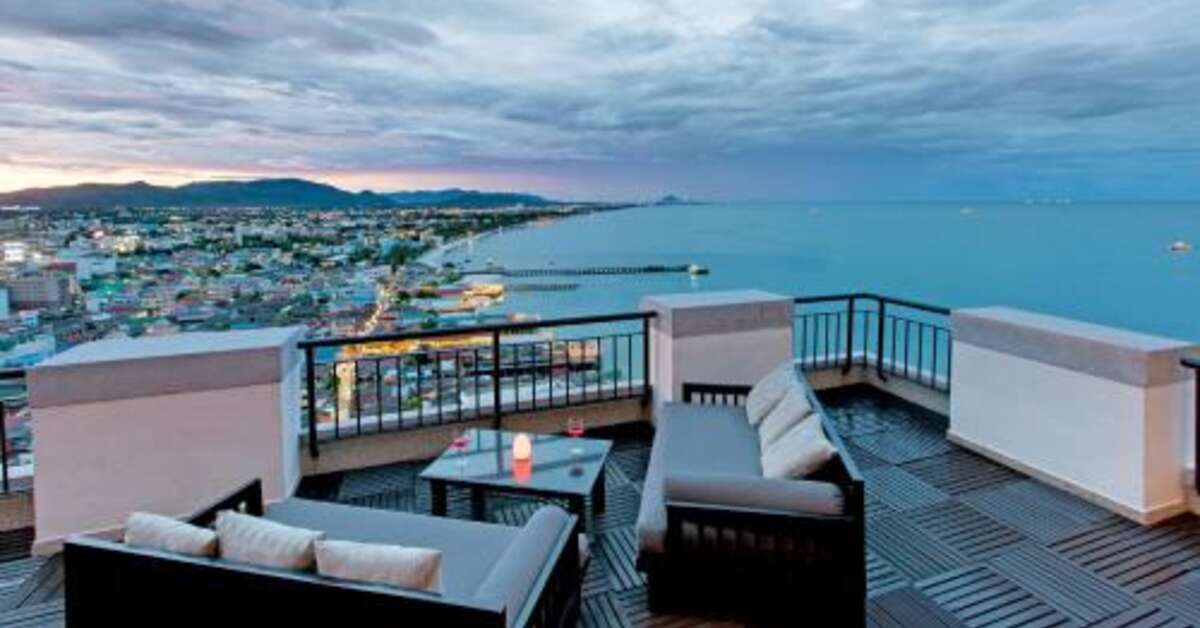 Een foto van het terras bij Hilton Hua Hin Resort & Spa