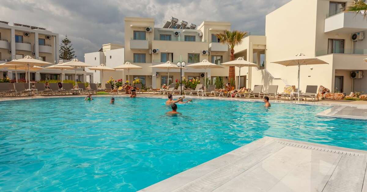 Een foto van het zwembad bij Harmony Rethymno Beach Hotel