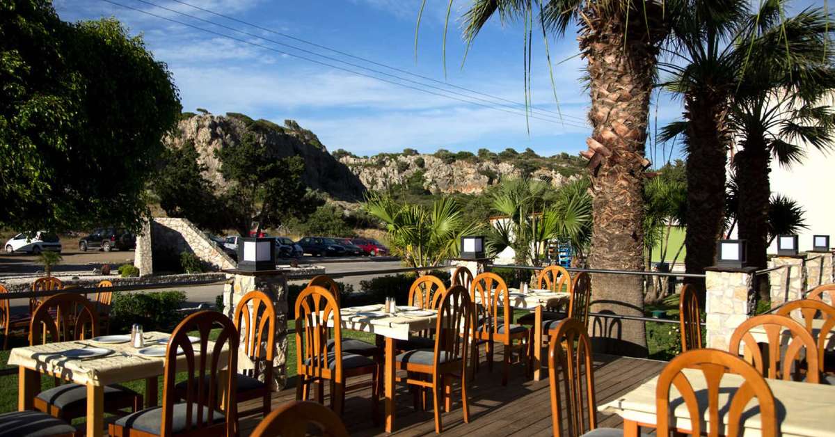 Een foto van het terras bij Delfinia Resort