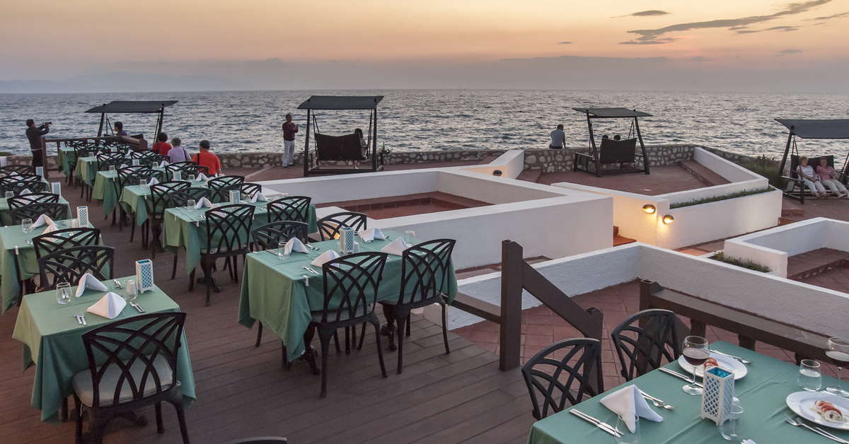 Een foto van het terras bij Le Bleu Hotel & Resort