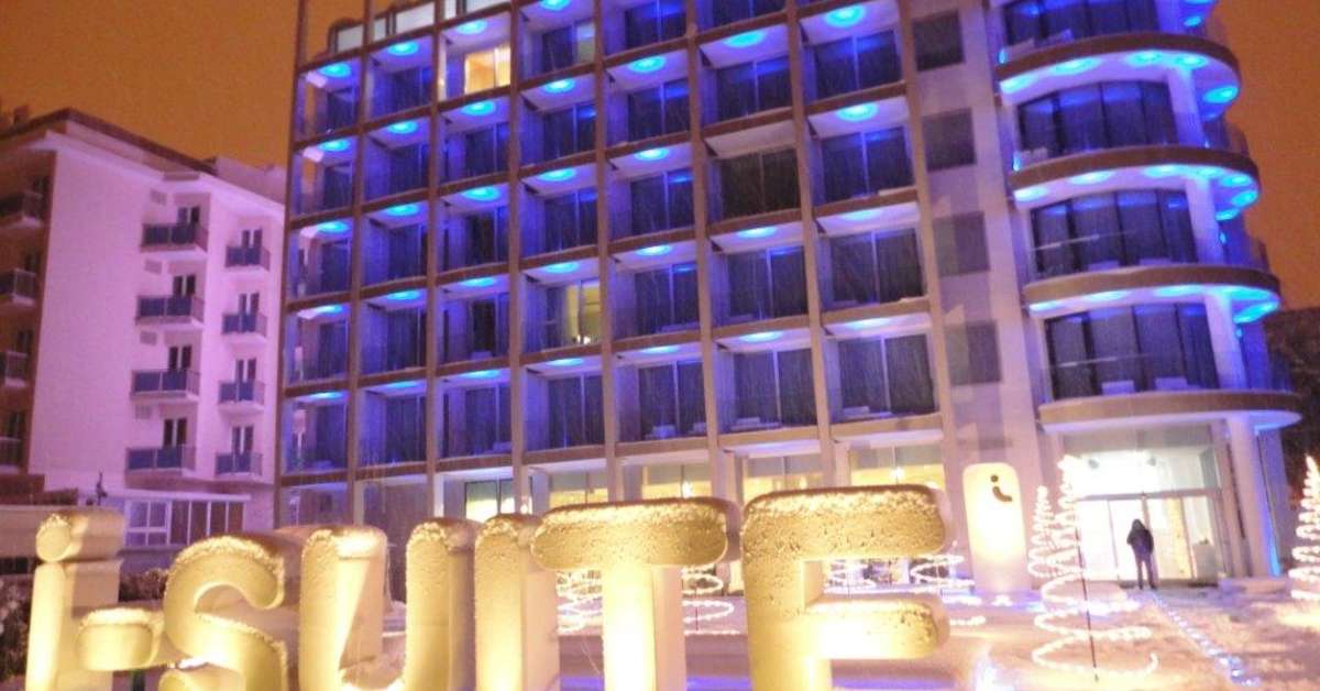 Een foto van de buitenkant van I-Suite Hotel