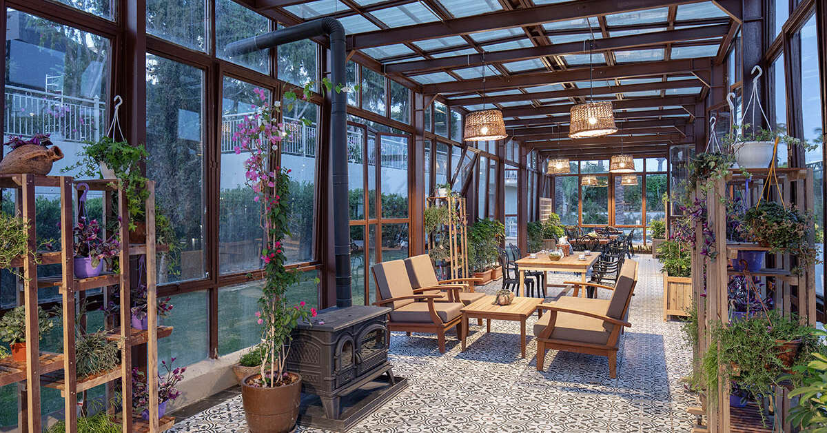 Een foto van het terras bij Nirvana Cosmopolitan