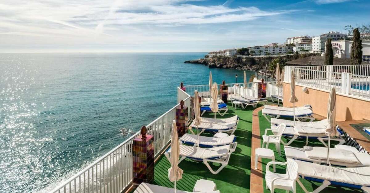 Een foto van het terras bij Hotel Balcon De Europa