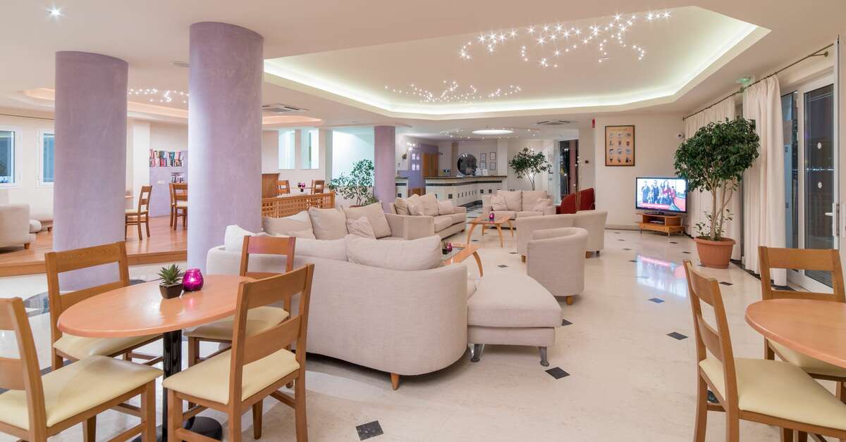 Een foto van het interieur van Xenos Kamara Beach Aparthotel