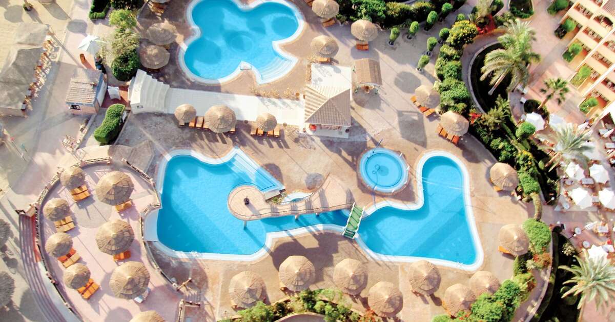 Een foto van het zwembad bij Flamenco Beach & Resort