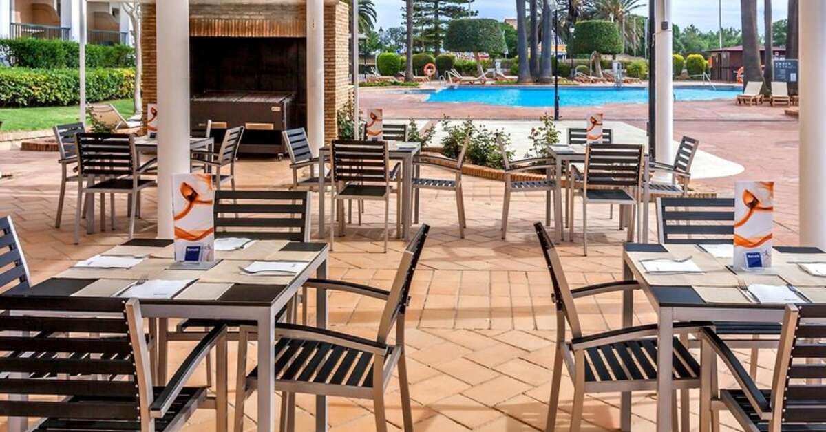 Een foto van het terras bij Barcelo Isla Canela