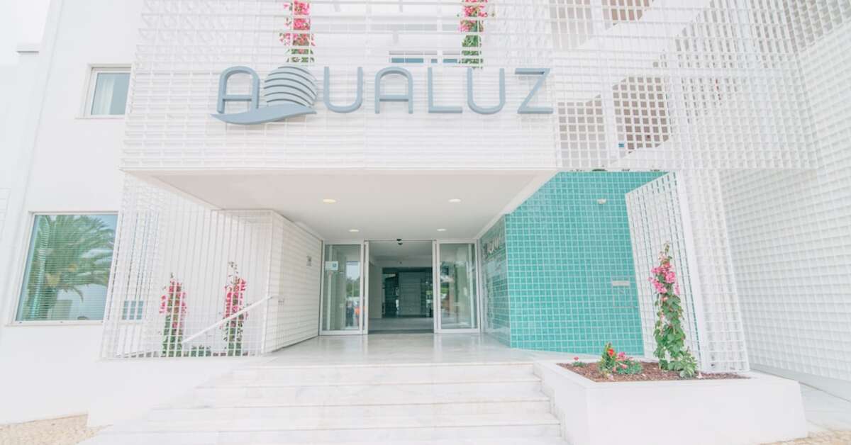 Een foto van de buitenkant van Aqualuz Lagos by The Editory