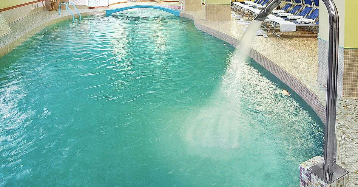 Een foto van het zwembad bij Sporting Baia Hotel