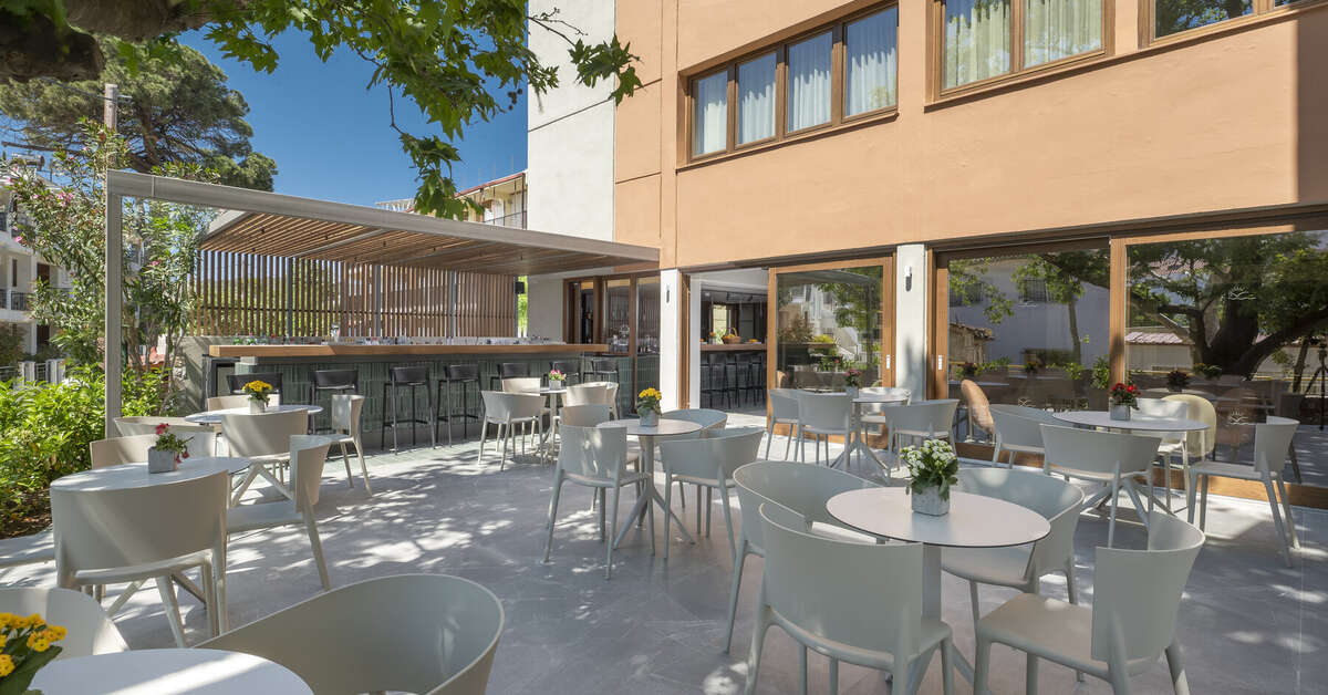 Een foto van het terras bij Hotel Alkyon