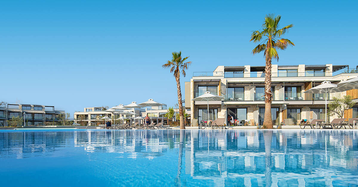 Een foto van het zwembad bij Portes Lithos Luxury Resort