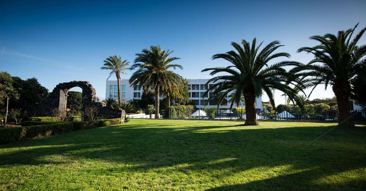 Een foto van de buitenkant van Azoris Royal Garden Hotel