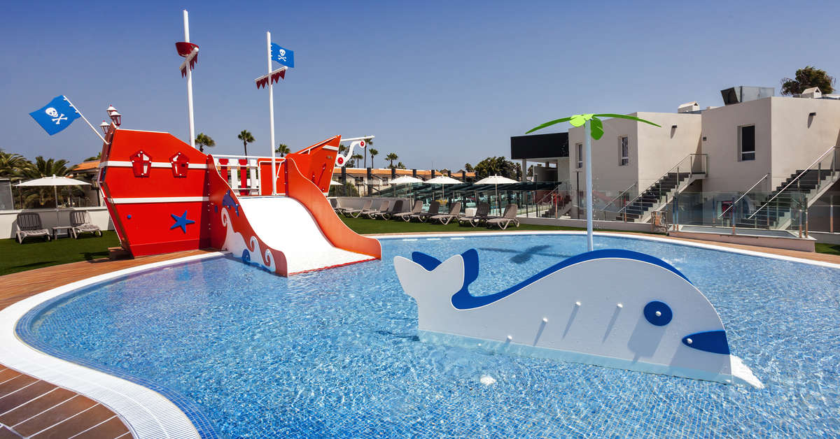 Een foto van het zwembad bij Barcelo Corralejo Sands
