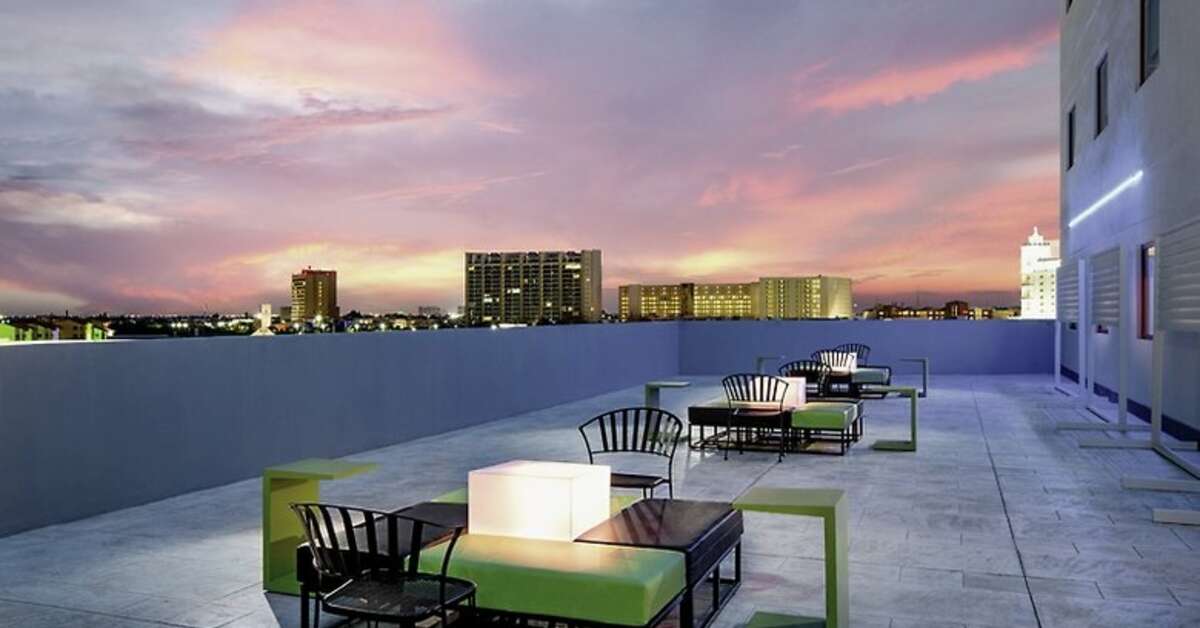 Een foto van het terras bij Aloft Cancun Hotel