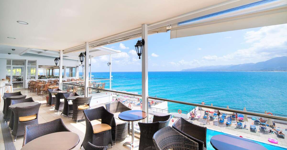 Een foto van het terras bij Horizon Beach Hotel