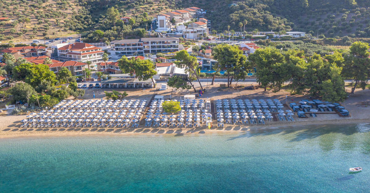 Een foto van de buitenkant van Lagomandra Beach Hotel & Suites