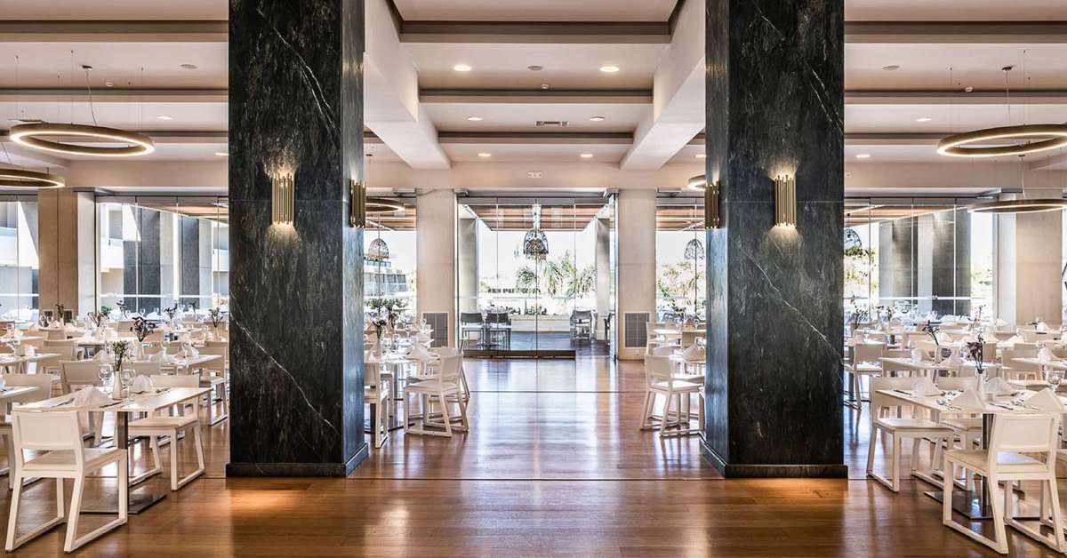 Een foto van het interieur van Avra Imperial Hotel