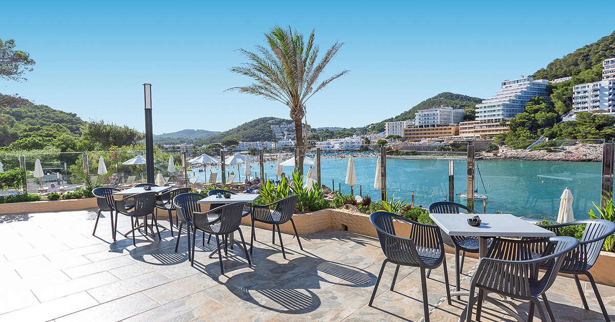 Een foto van het terras bij Palladium Hotel Cala Llonga