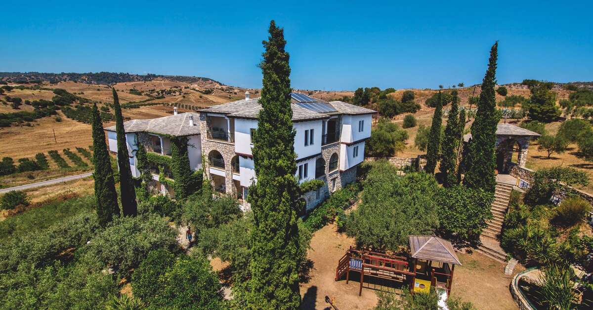 Een foto van de buitenkant van Geranion Village