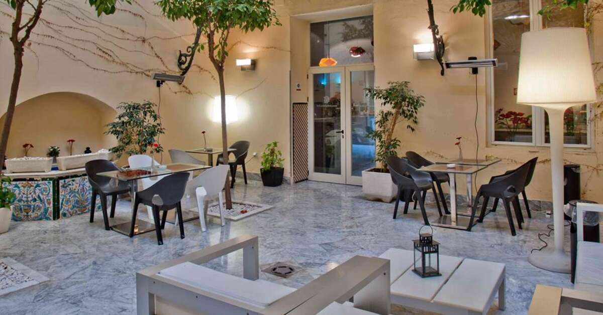 Een foto van het terras bij Petit Palace Santa Cruz Hotel