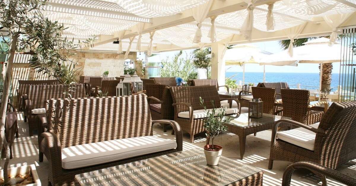 Ein Foto von der Terrasse im Glaros Beach Hotel