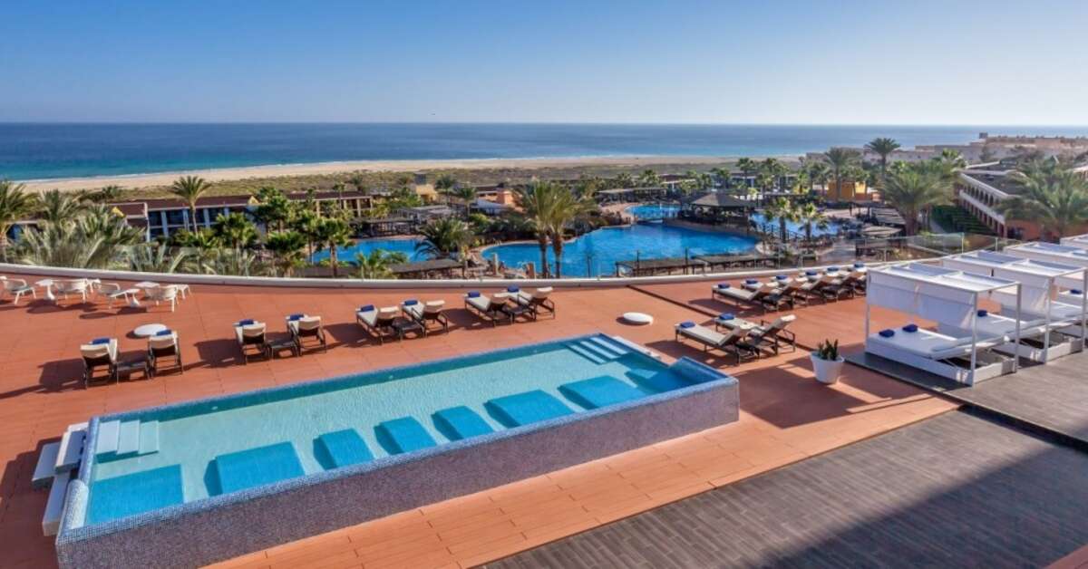 Een foto van het zwembad bij Occidental Jandia Royal Level