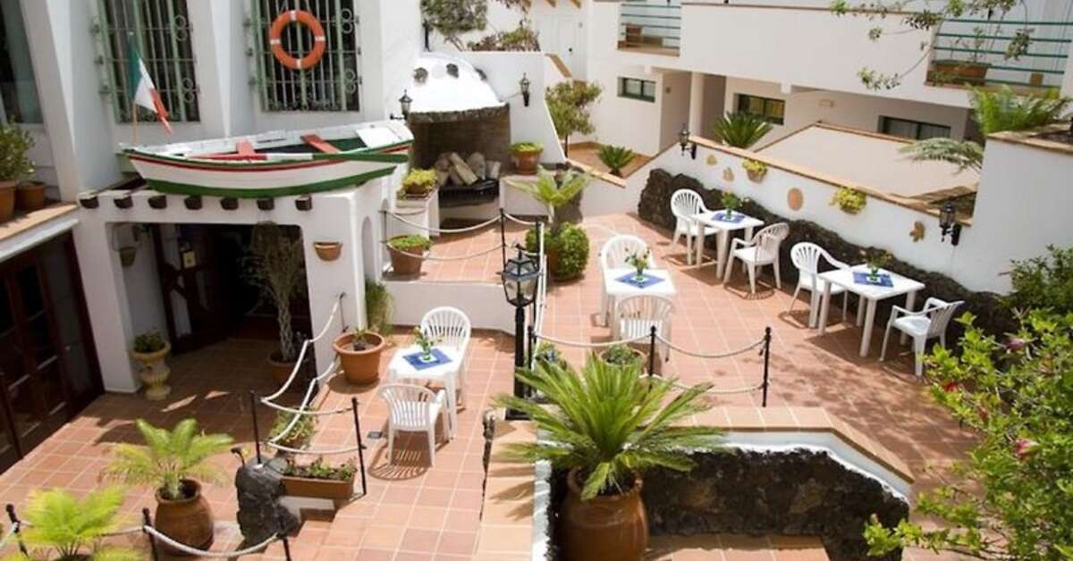 Een foto van het terras bij Aparthotel Esquinzo y Monte del Mar