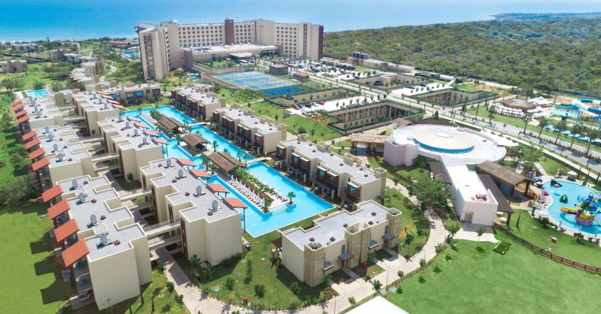 Een foto van het zwembad bij Concorde Luxury Resort