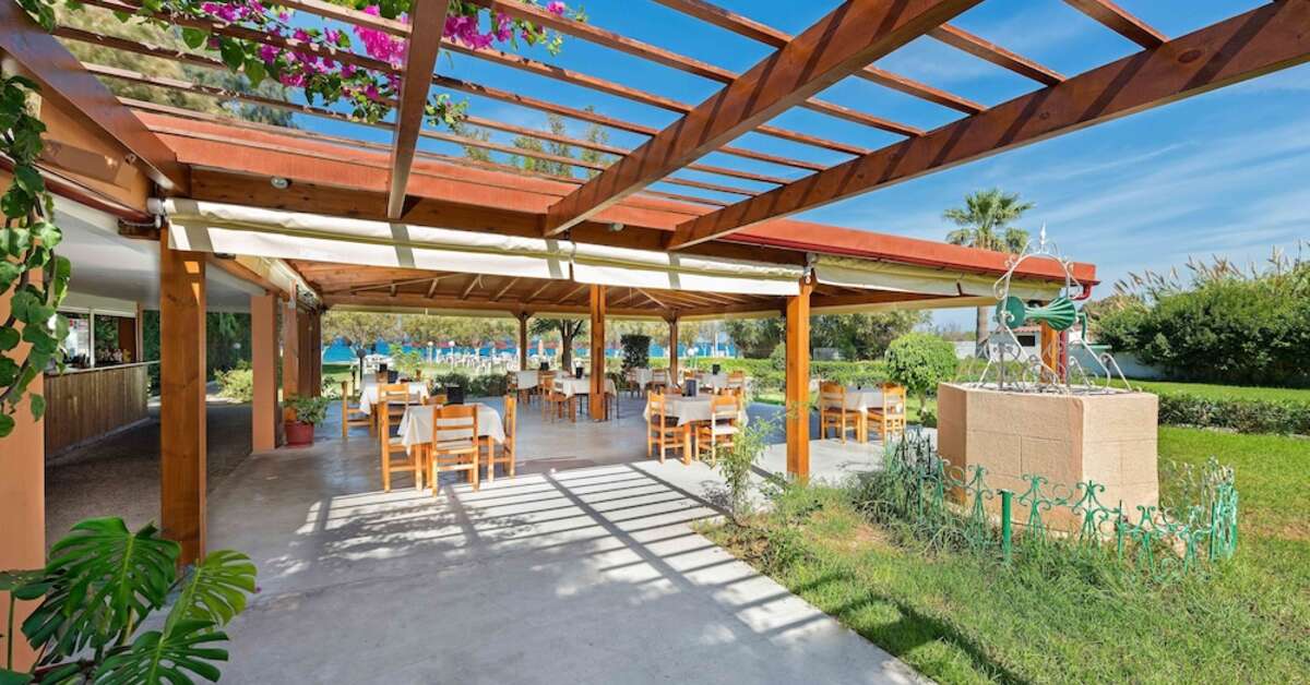 Een foto van het terras bij Bayside Hotel Katsaras